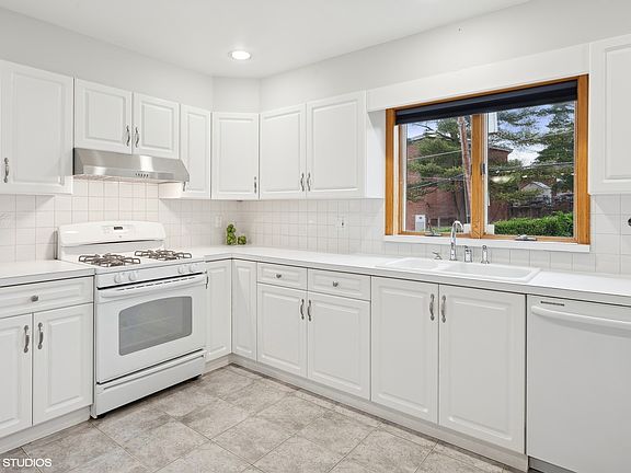 Large, open EAT in kitchen/ family room