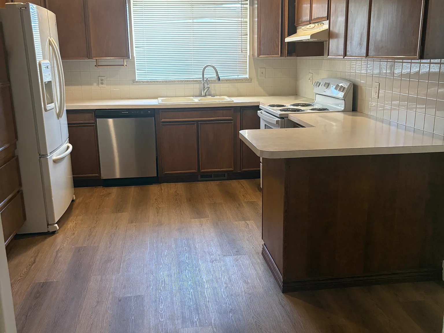 4 bed, 2.5 bath, 2300 sqft, $3,500 — Photo 3