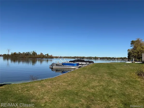 3482 Ponemah Dr, Fenton, MI 48430