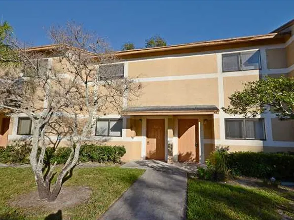 405 Palm Cir E, Hollywood, FL 33025