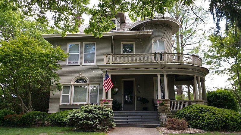 305 West Main, Carlinville, IL : One of Carlinville's finest historic homes. Complete with photo his