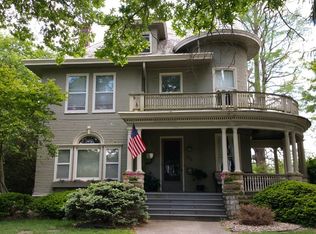 305 E Main St, Carlinville, IL