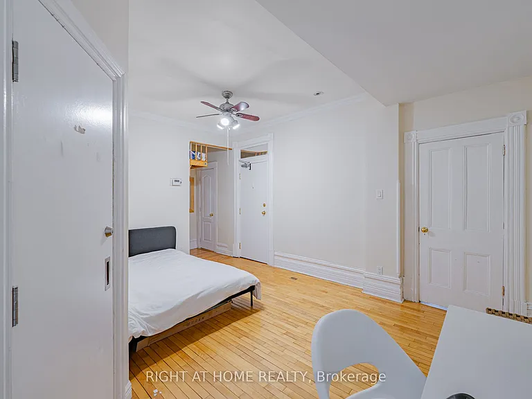 220 Lyon St N #B — Photo 8