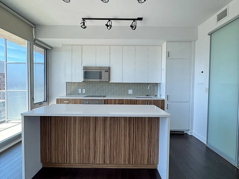 300 Lisgar St #806 — Photo 4