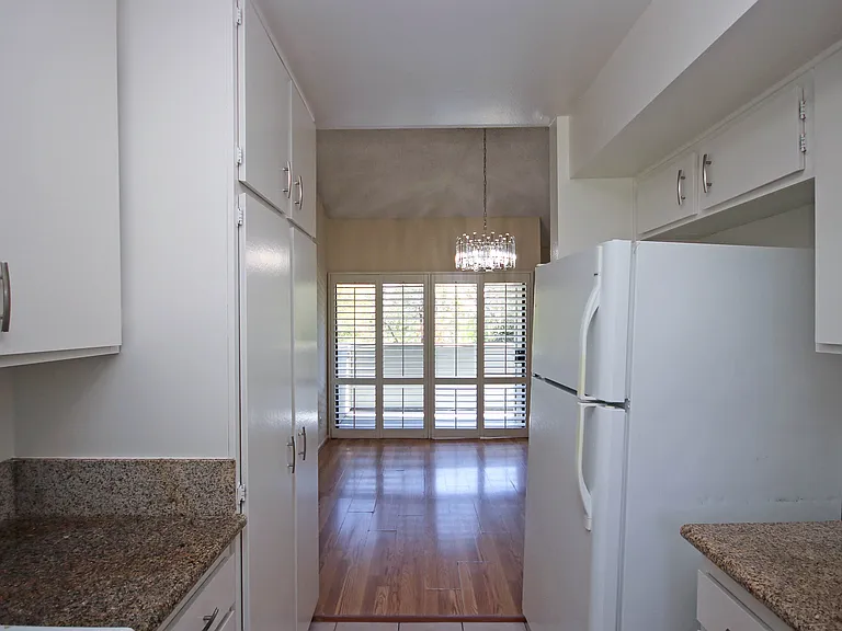 542 N Orange Grove Blvd — Photo 10