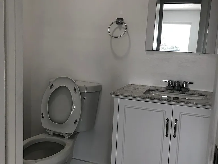 220 SW 17th Ct — Photo 7