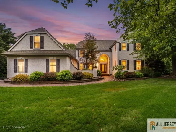 1 Woodland Dr, Cranbury, NJ 08512