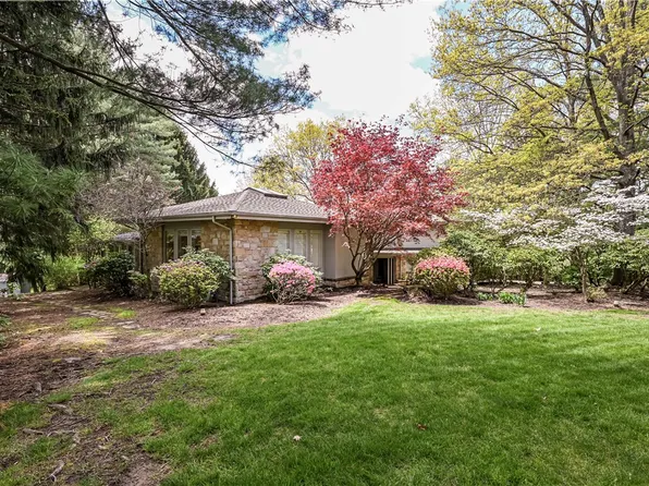 929 Country Club Dr, Greensburg, PA 15601