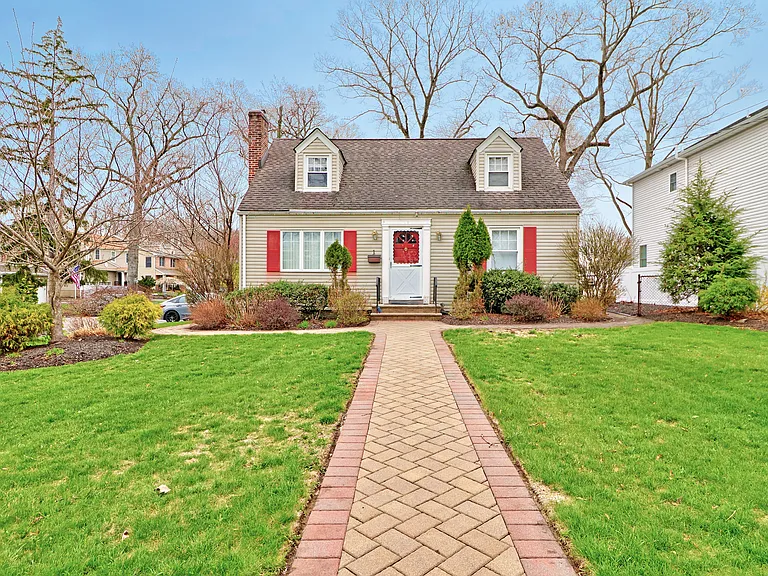 1 Salem Pl — Photo 1