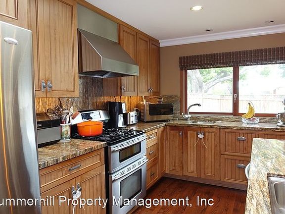 4th image of 636 Amesbury Ave