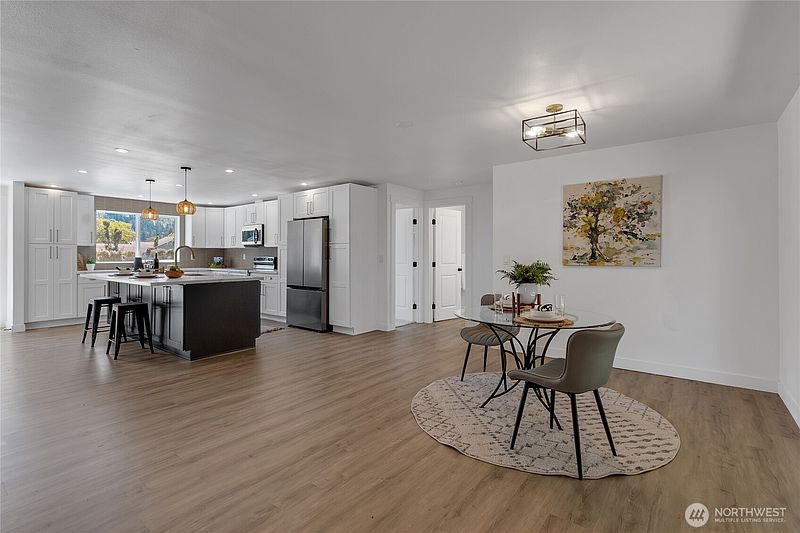 4th image of 16221 75th Street E