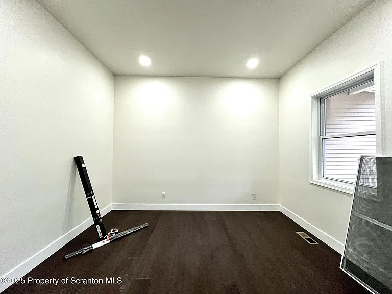 105 Parkdale Dr — Photo 3