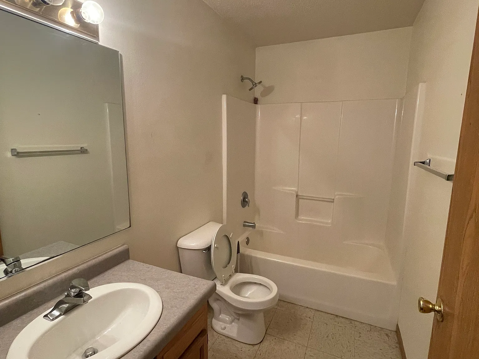 5 bed, 1600 sqft, $1,900 — Photo 2