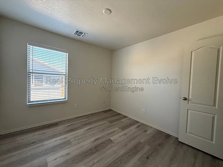 9503 N 82nd Ln — Photo 25