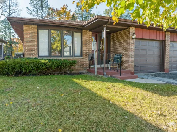 928 Tara Ct, Woodstock, IL 60098