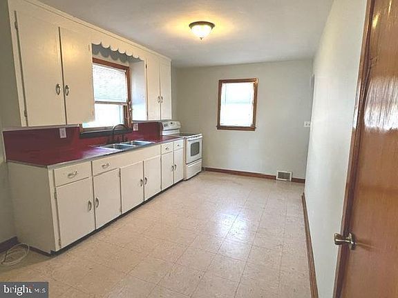 5th image of 450 W Walnut St