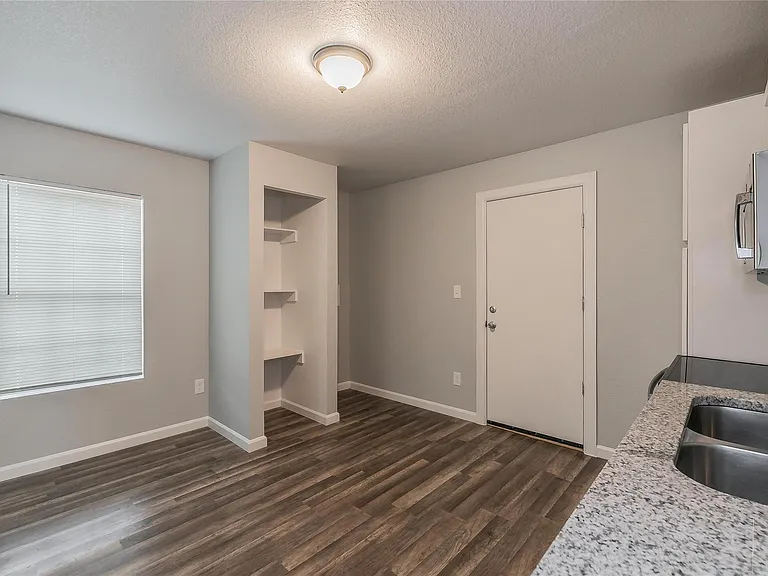 1809 Daniel St — Photo 7