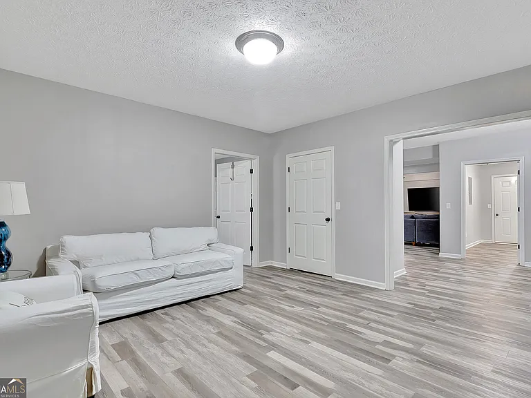 140 Lake Park Ct — Photo 49