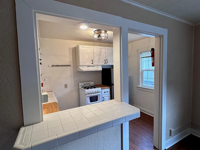 Olympia Court Apartments — Photo 18