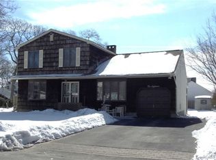 218 7th St, Saint James, NY 11780