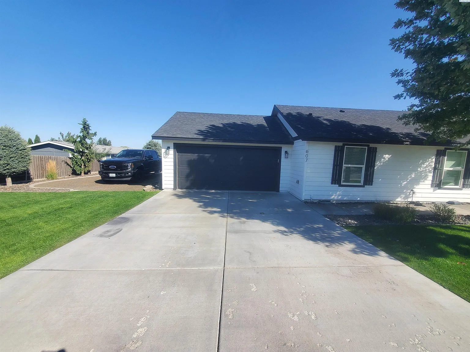 3 bed, 2.0 bath, 1255 sqft, $2,100 — Photo 3