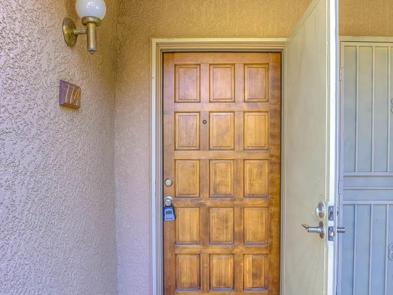 5750 N Camino Esplendora #114 — Photo 3