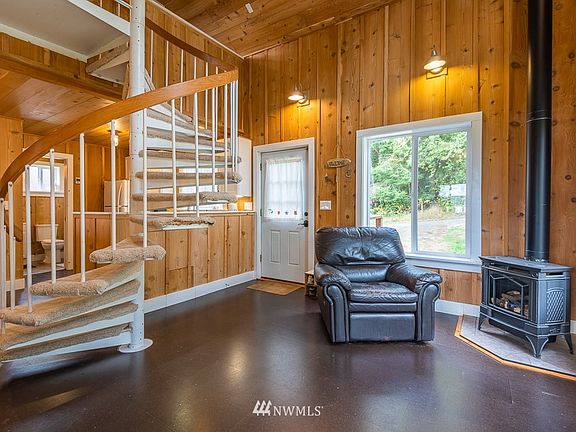 3rd image of 20584 Western Ave NE
