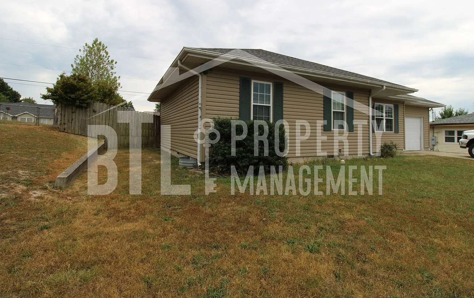 Charming 3-Bedroom Home in Branson Pet friendly and Fenced yard! — Photo 2