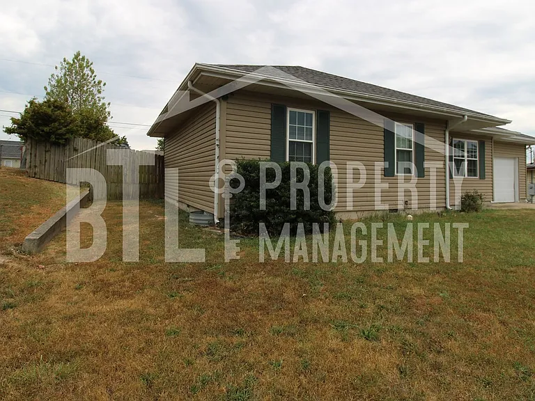 114 Rose Oneill Dr — Photo 2