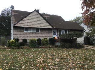 889 Plum Tree Rd W, Westbury, NY 11590