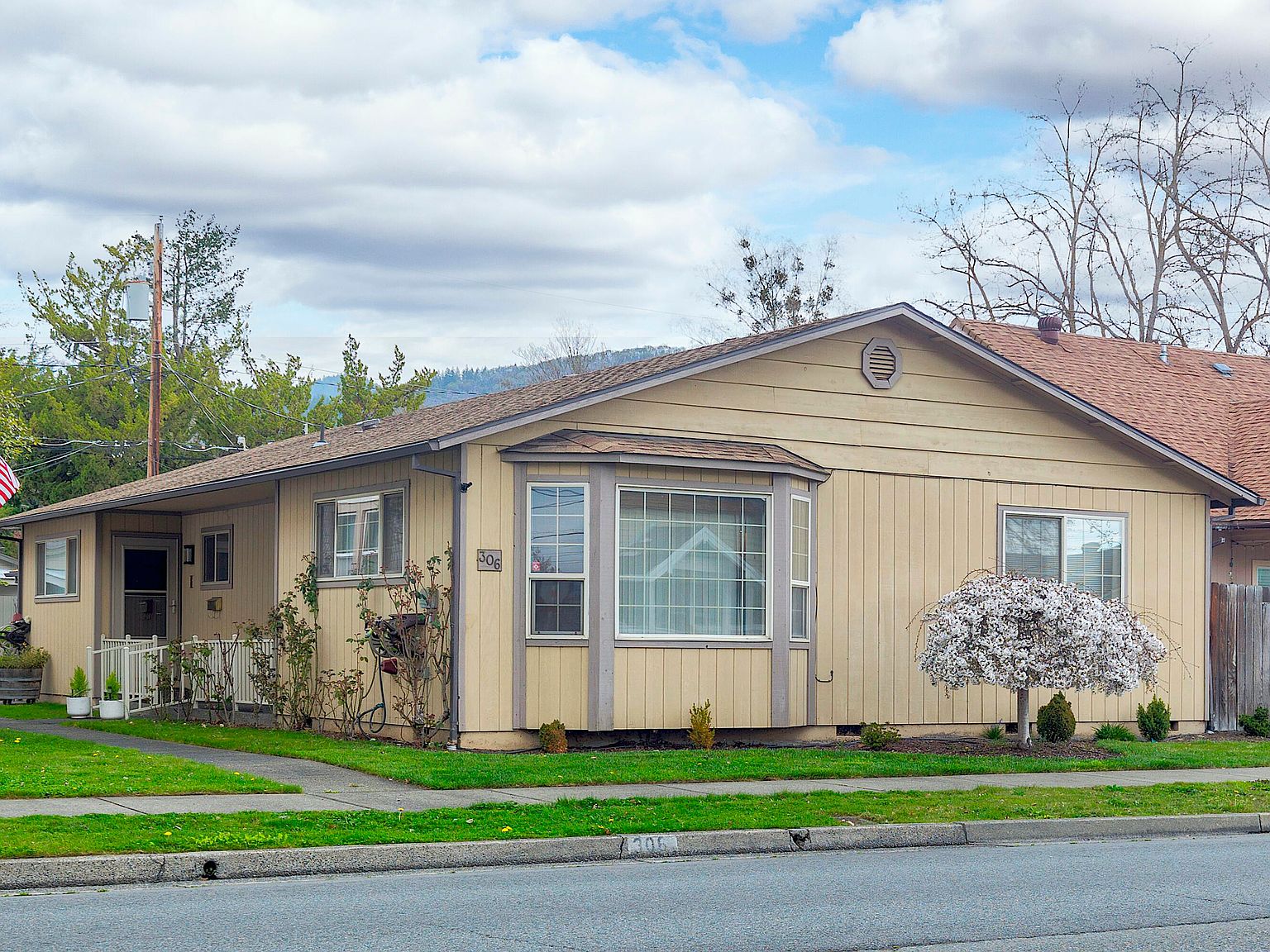 306 NE D St, Grants Pass, OR 97526 MLS 220162526 Zillow