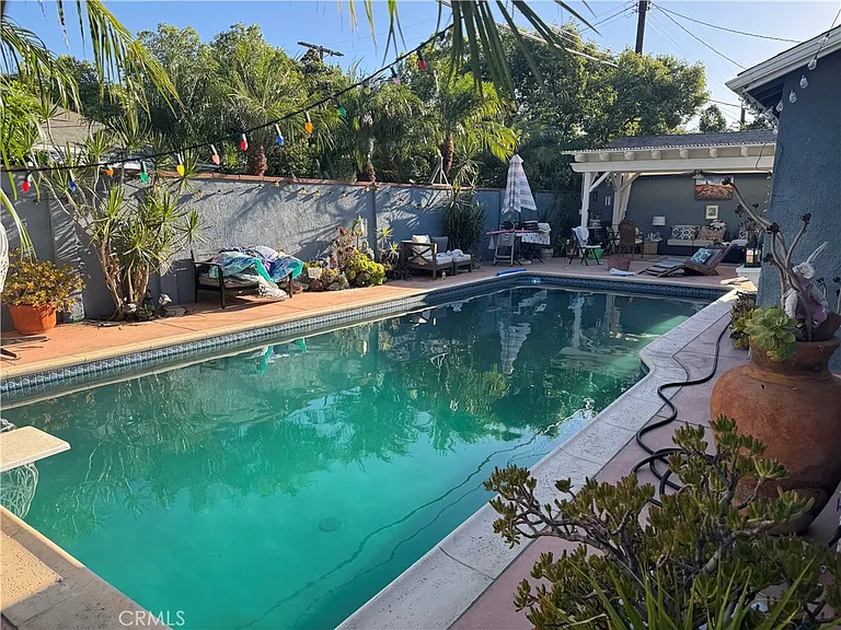 17212 Strathern St — Photo 2