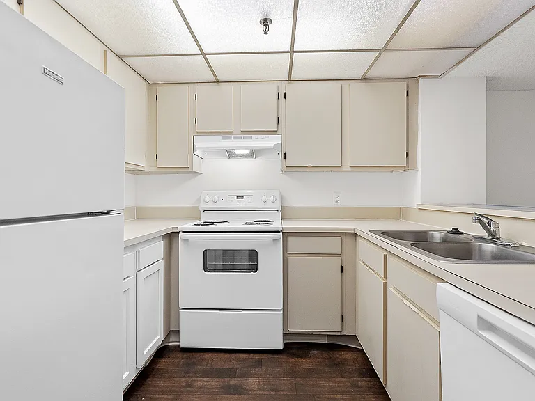Tennis Towers Apartments — Photo 25