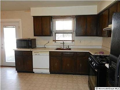 3rd image of 332 Lincoln Ct