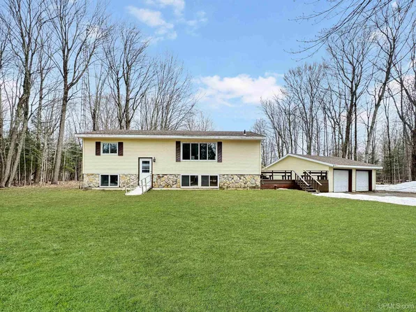 8672 M.5 Rd, Gladstone, MI 49837