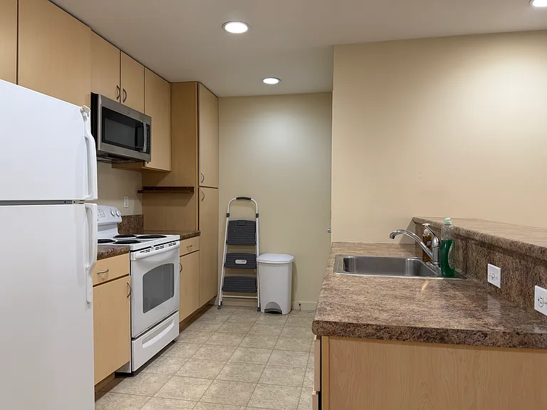 111 N 9th St #218 — Photo 4