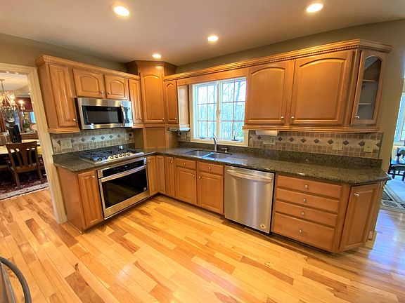 4th image of 4950 Hawthorne Valley Dr