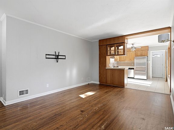 5th image of 2751 MacKay Street