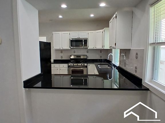 4th image of 2615 N Newcastle Ave #1