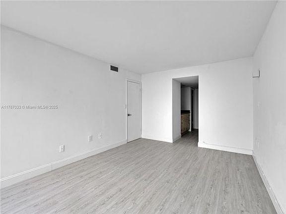 4th image of 1450 Brickell Bay Dr