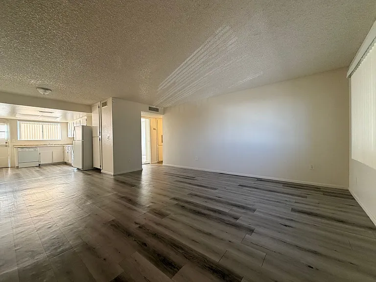 3351 W Harmont Dr — Photo 2