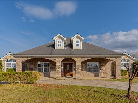 2nd image of 1131 Victoria Ln