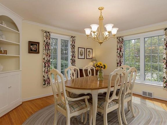 3rd image of 170 Oakgrove Dr