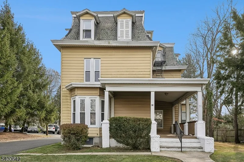 24 Franklin Pl photo 1