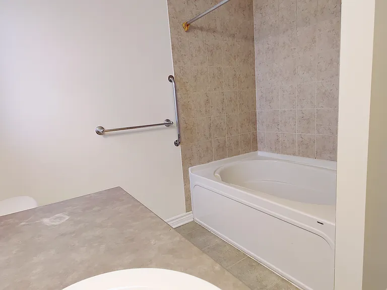 423 Temiskaming Cres — Photo 14