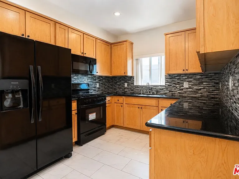 12132 Hart St #301 — Photo 7