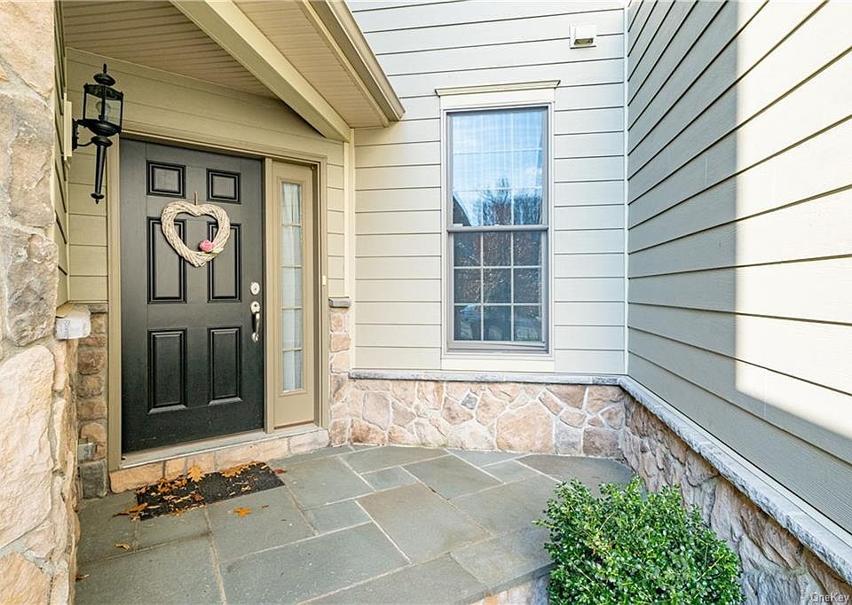 1st image of 10 Goldman Ct