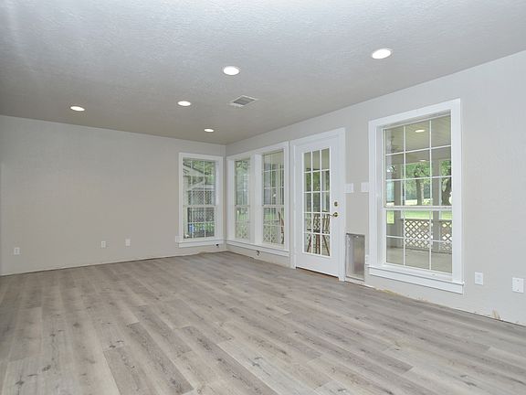 4th image of 11 Brookhollow Dr