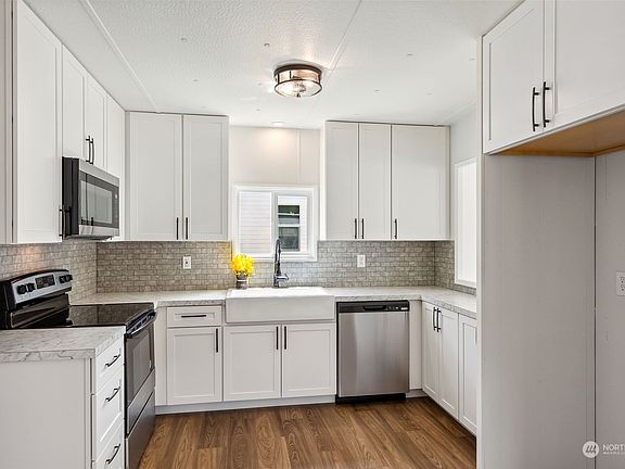 5th image of 4045 49th Avenue SW #36