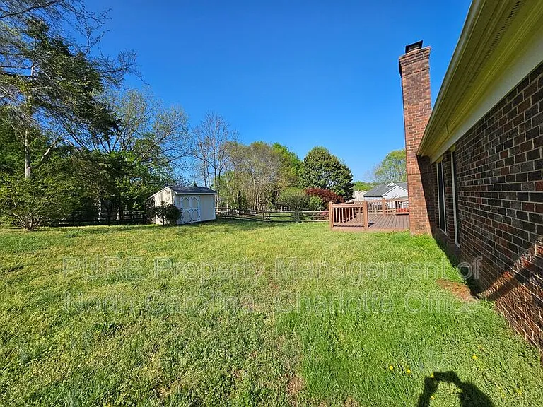 151 Woodfern Pl — Photo 45